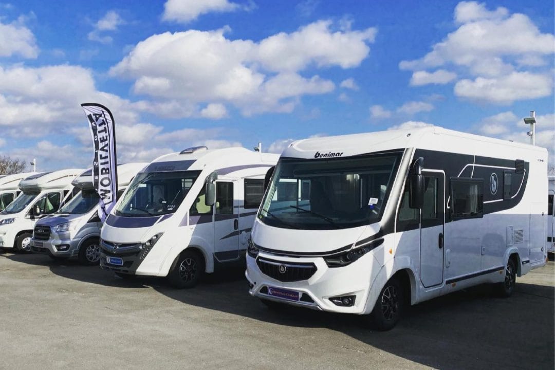 plusieurs camping car de différentes largeurs