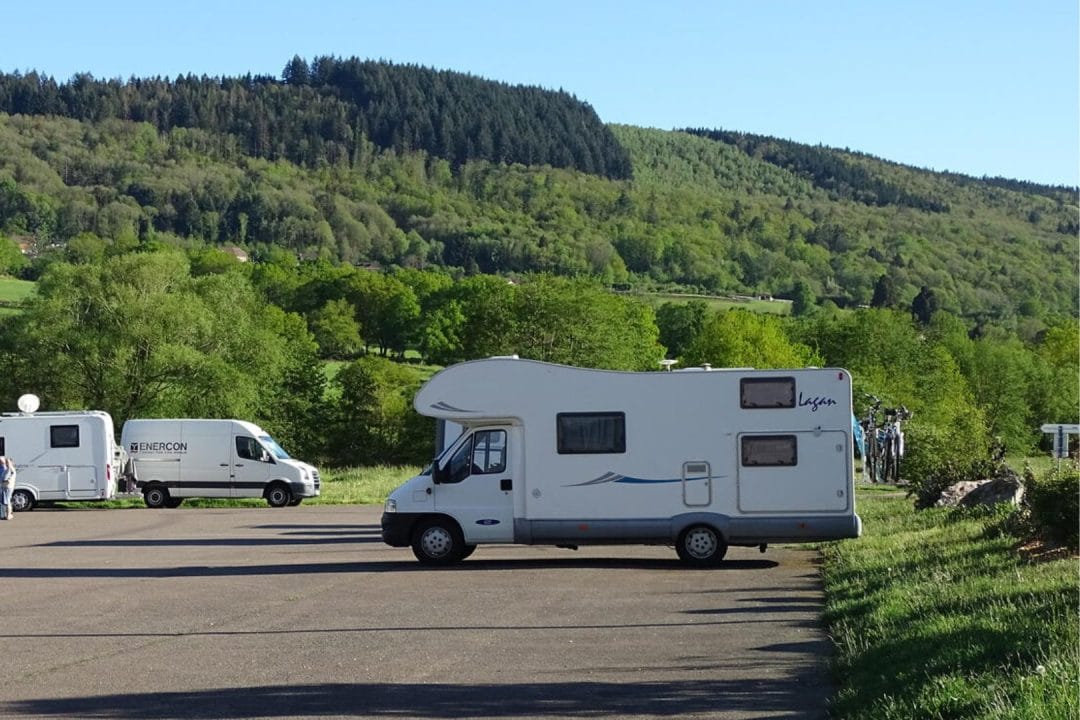 camping-car garé sur un parking