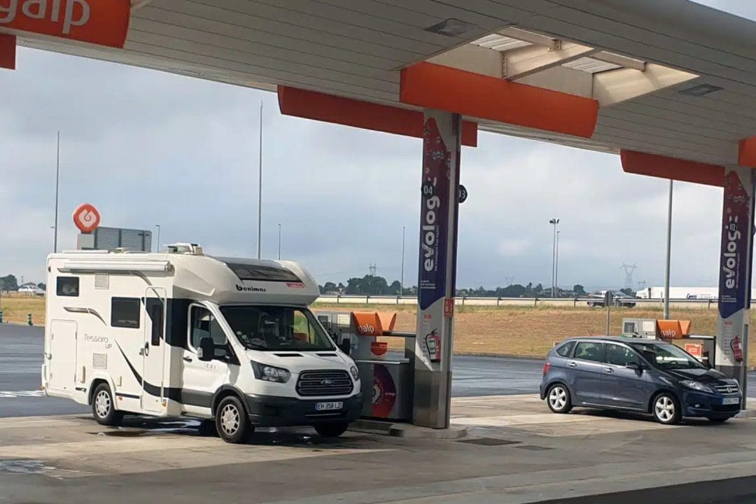 camping-car faisant le plein à une station essence