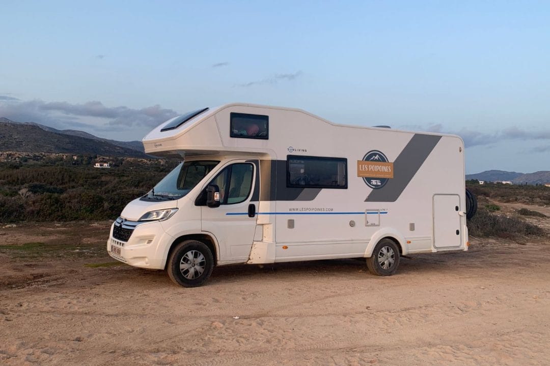 camping-car stationné en Grèce