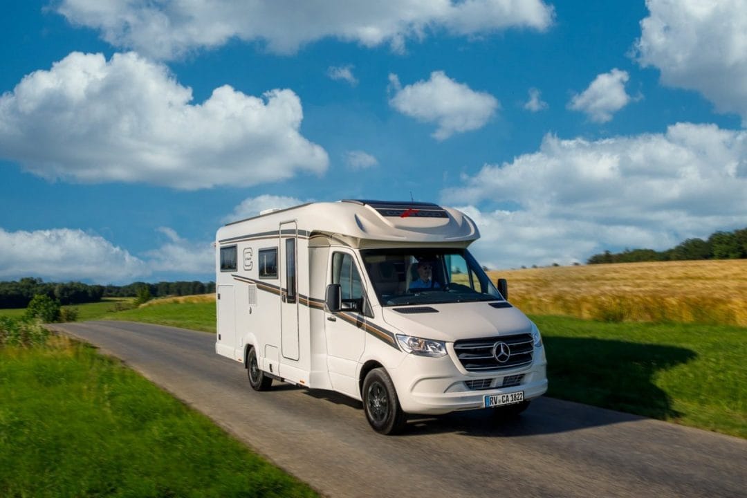 camping car roulant dans la campagne française