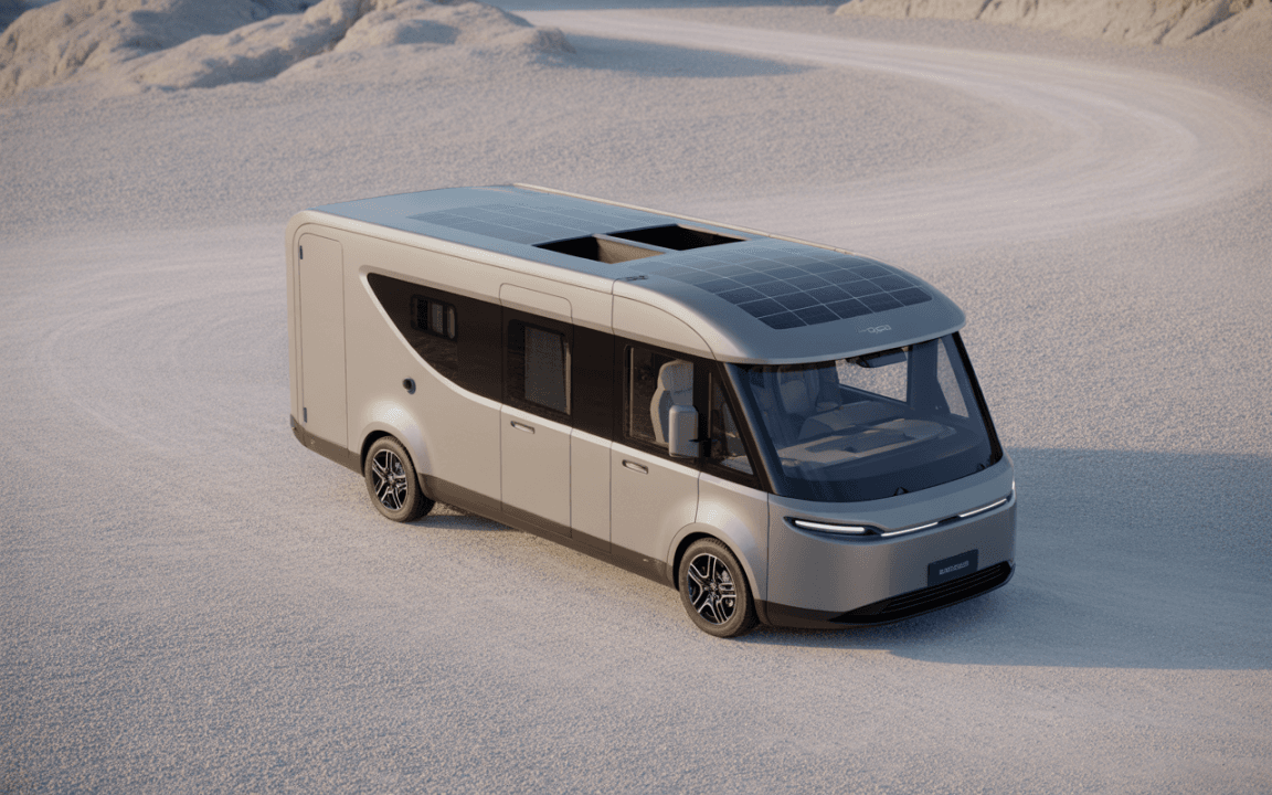 Camping-car moderne avec un design aérodynamique, panneaux solaires sur le toit, stationné sur un terrain désertique.