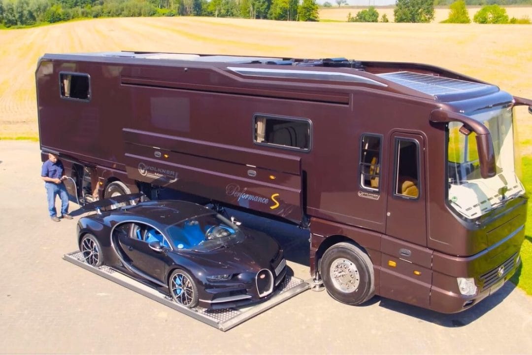 Camping-car haut de gamme transportant une bugatti