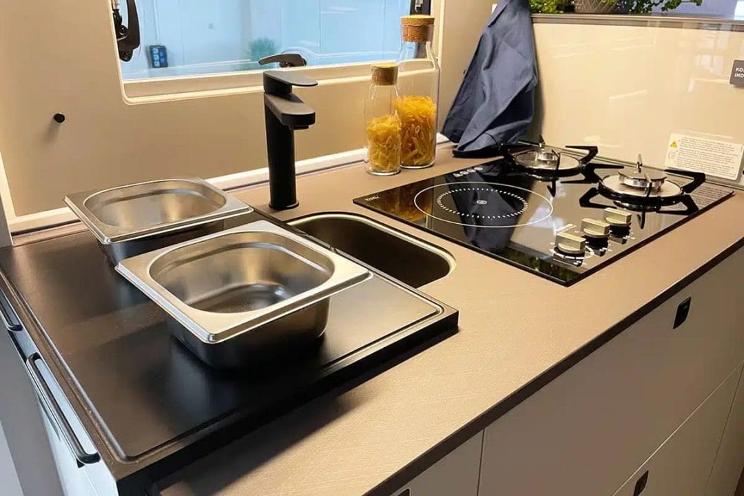 La cuisine d’un camping-car LMC Cruiser 740 EF, avec une plaque à induction.