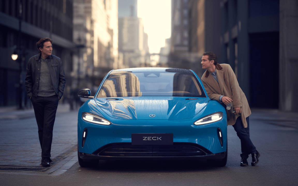 Deux hommes élégants discutent près d'une voiture électrique bleue ZECK dans une rue citadine moderne et lumineuse.