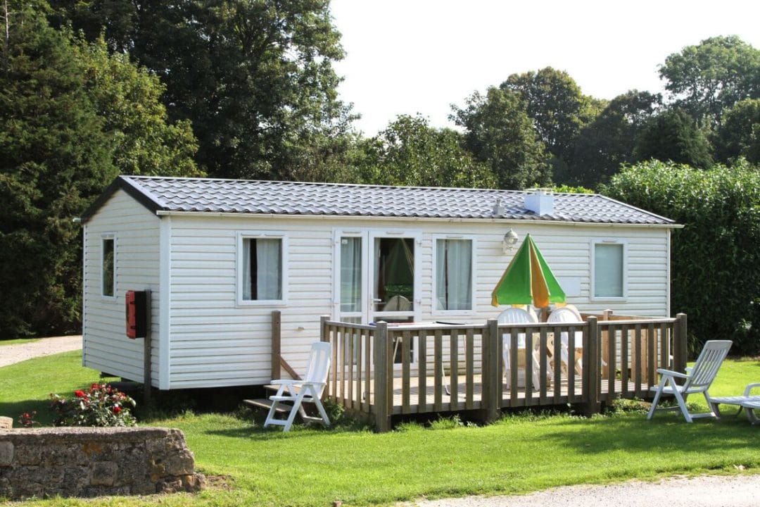 Caravane ou mobile-home dans son jardin