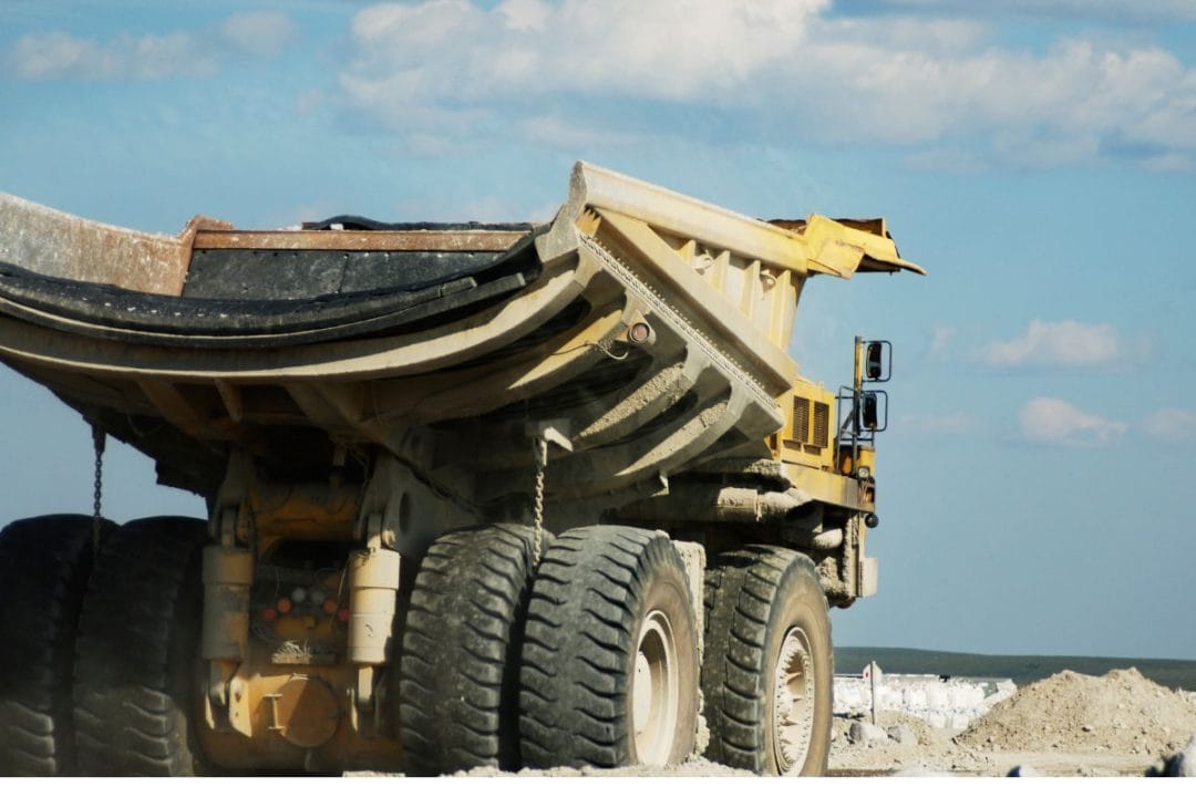 Changer une roue de camion géant