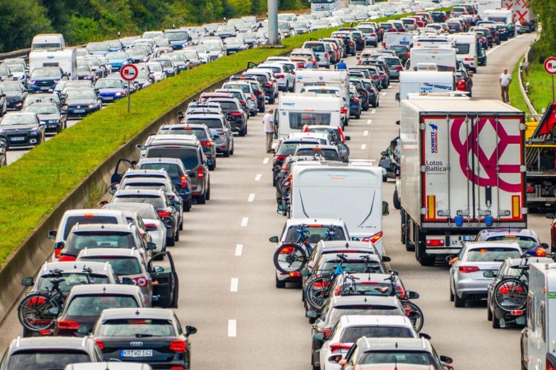 Village entièrement bloqué par un embouteillage de camping-cars