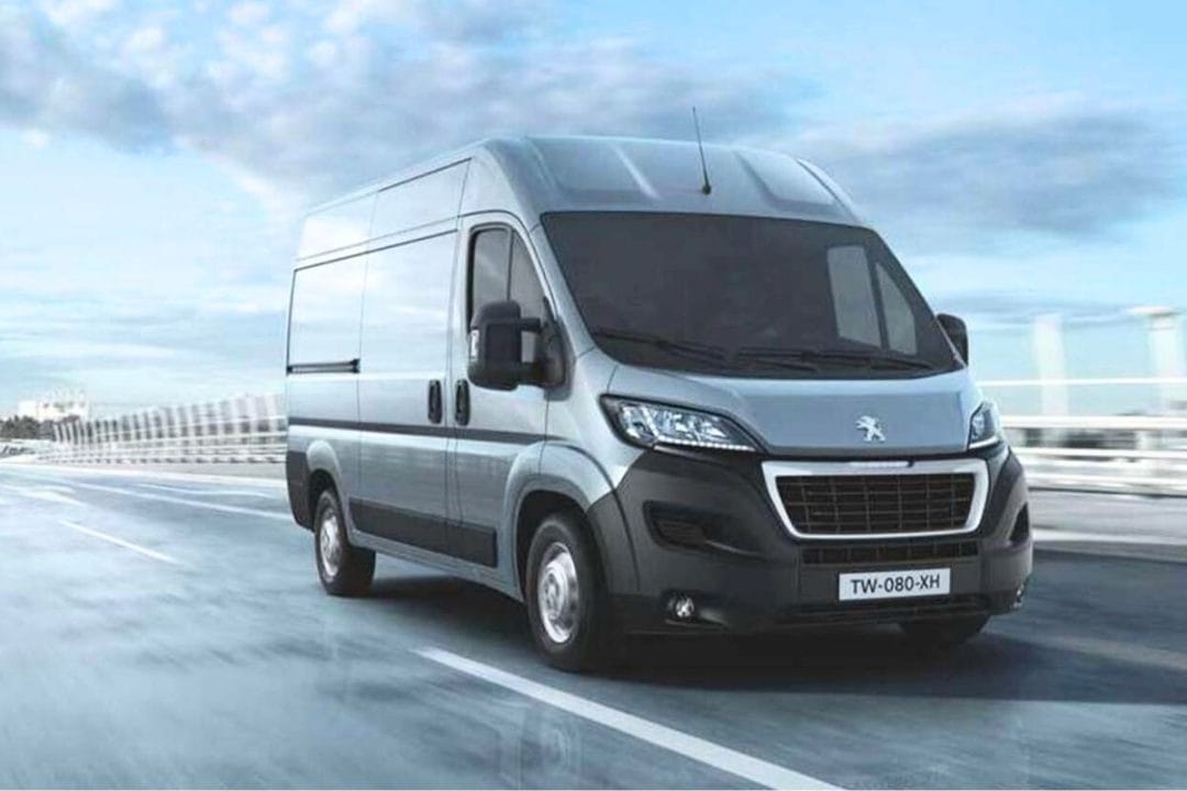 Nouveau van aménagé peugeot boxer français avec confort et lit intégré