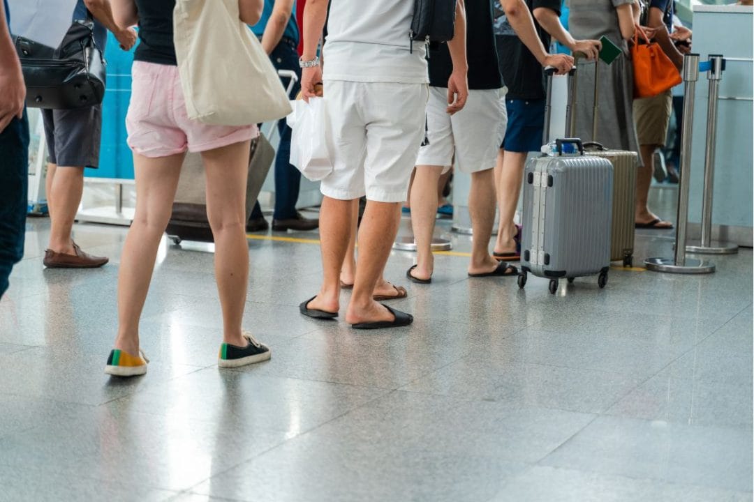 Passagers fonçant dans la file d’embarquement inutilement