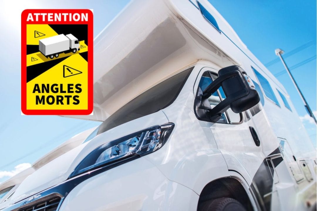 L’autocollant “angles morts” devient obligatoire sur la route