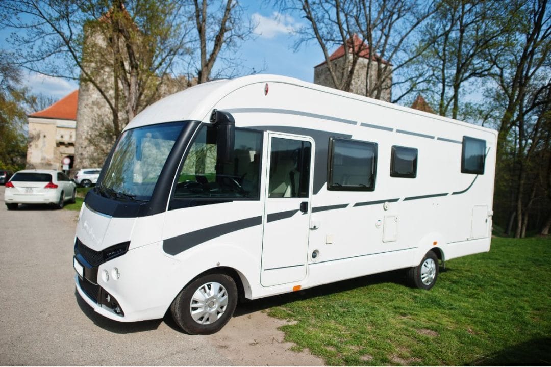Camping-car coincé cinq heures dans une rue trop étroite