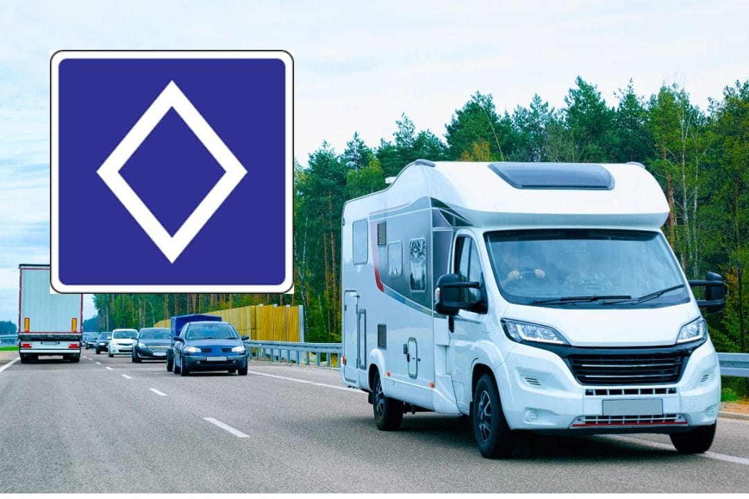 Panneau de covoiturage et camping-car