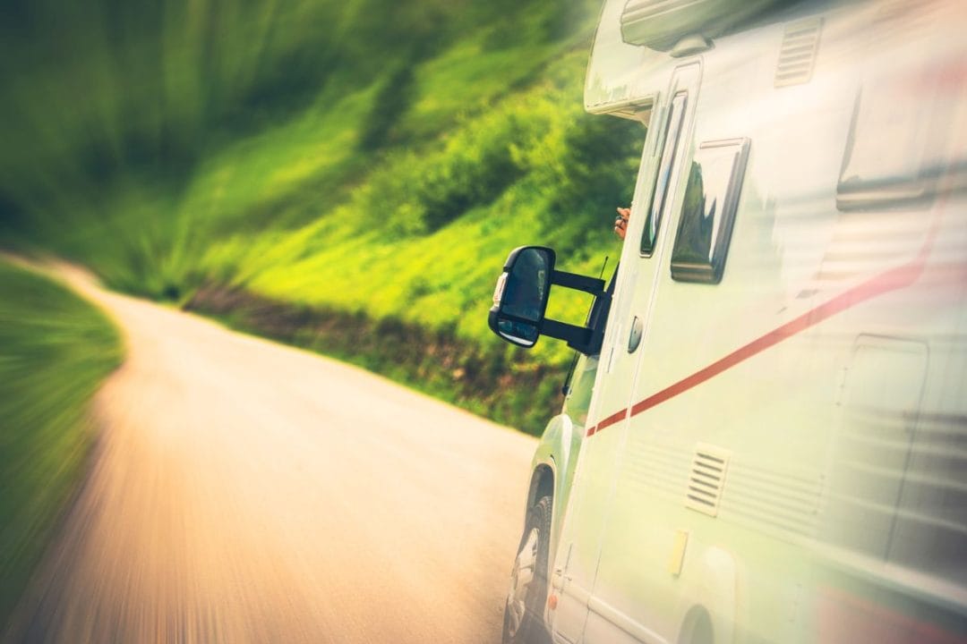 Camping-car fonçant à grande vitesse