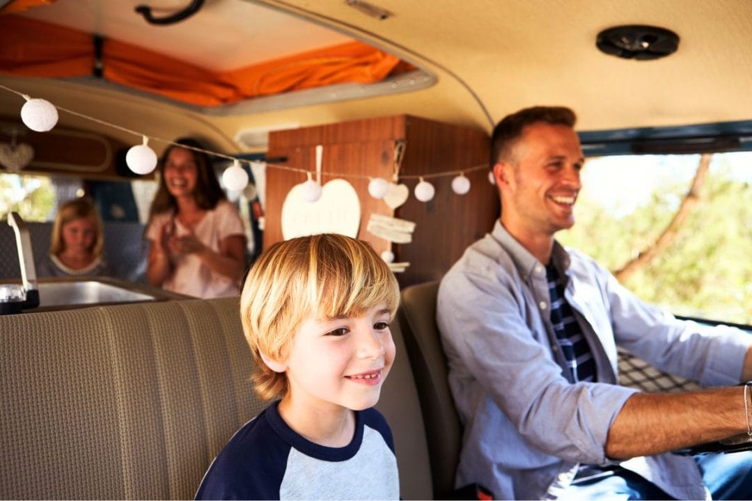 Famille anglaise vivant sur une aire de camping-cars à Esneux