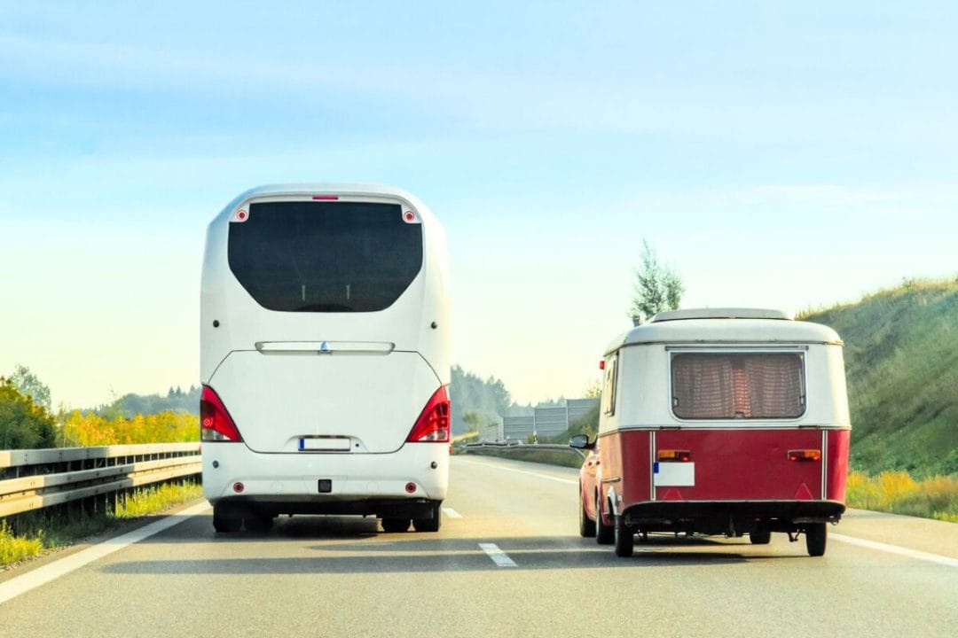 Il transforme un autocar en camping-car