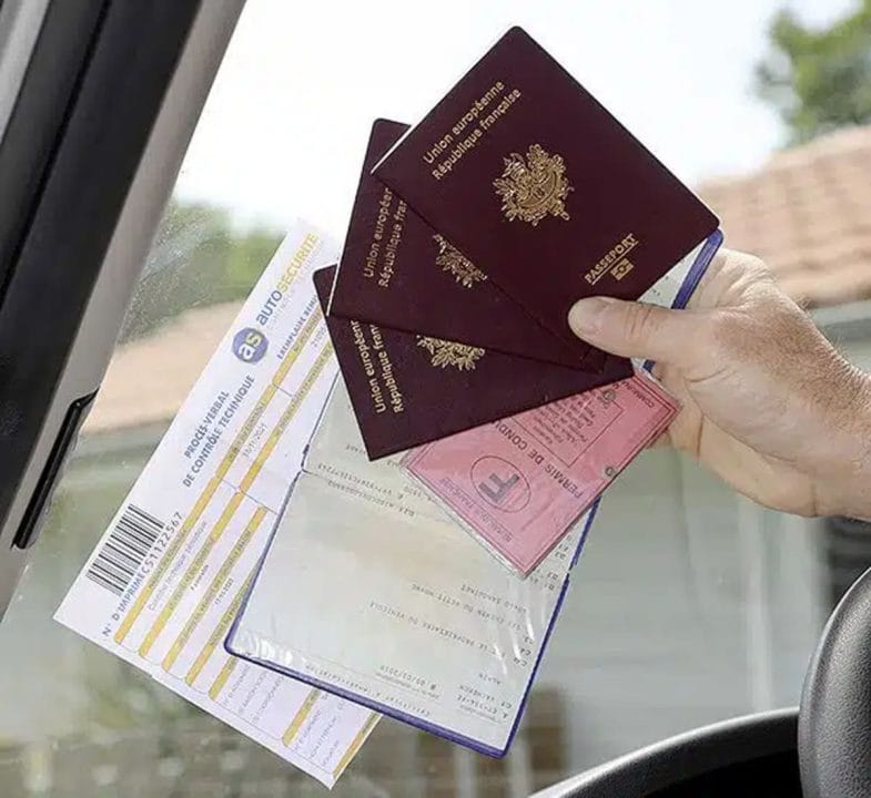Passeports et documents administratifs indispensables