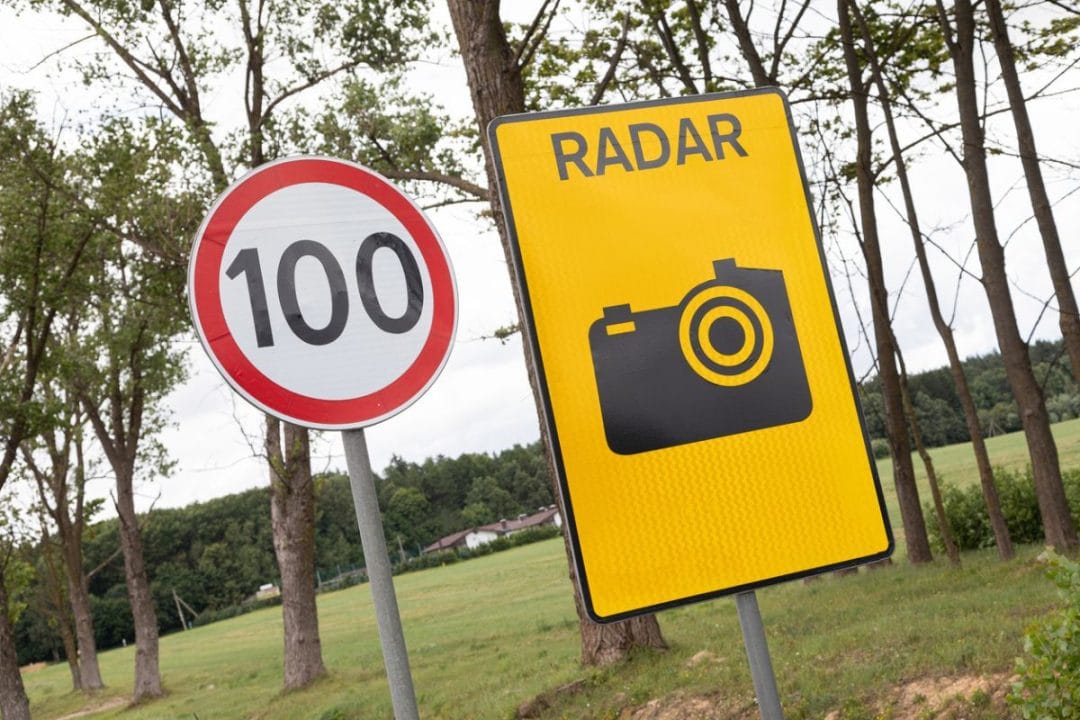 voiture invisible aux radars