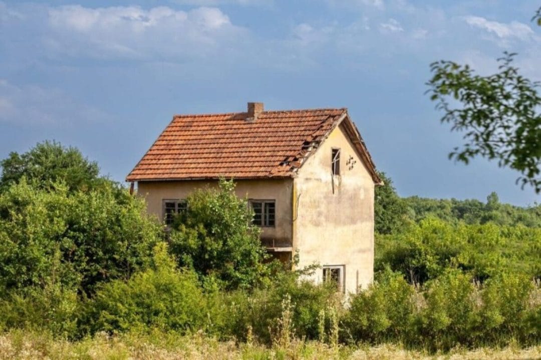 La maison en ruines que Julia Vignali et Kad Merad