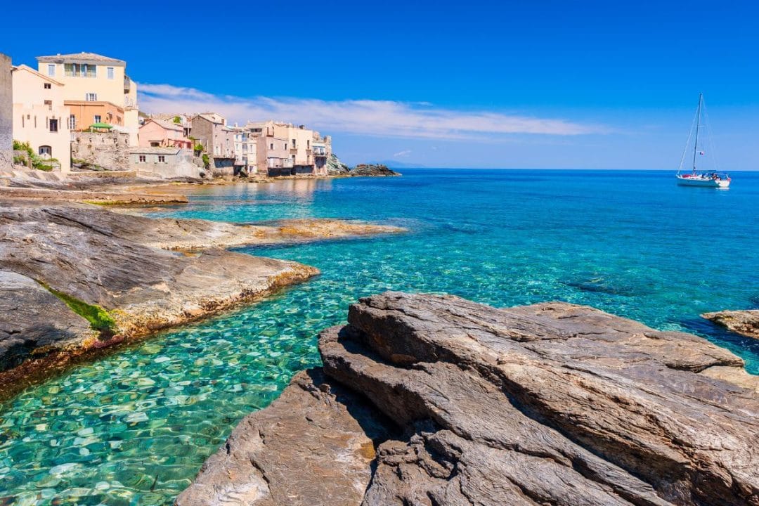 sa retraite paisible dans sa maison en Corse