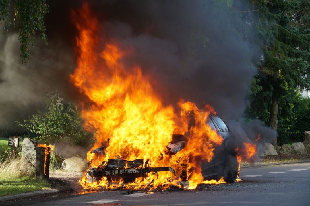 Une voiture électrique brûlée finit à la casse