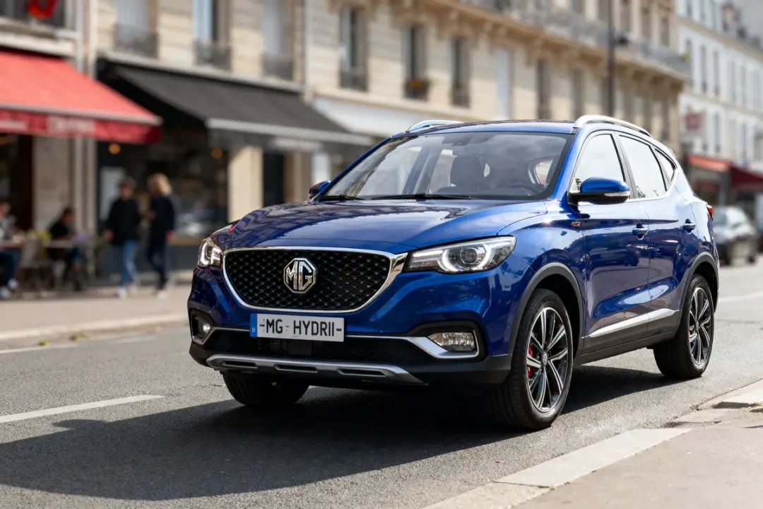 SUV bleu MG garé dans une rue urbaine, devant des cafés et bâtiments.