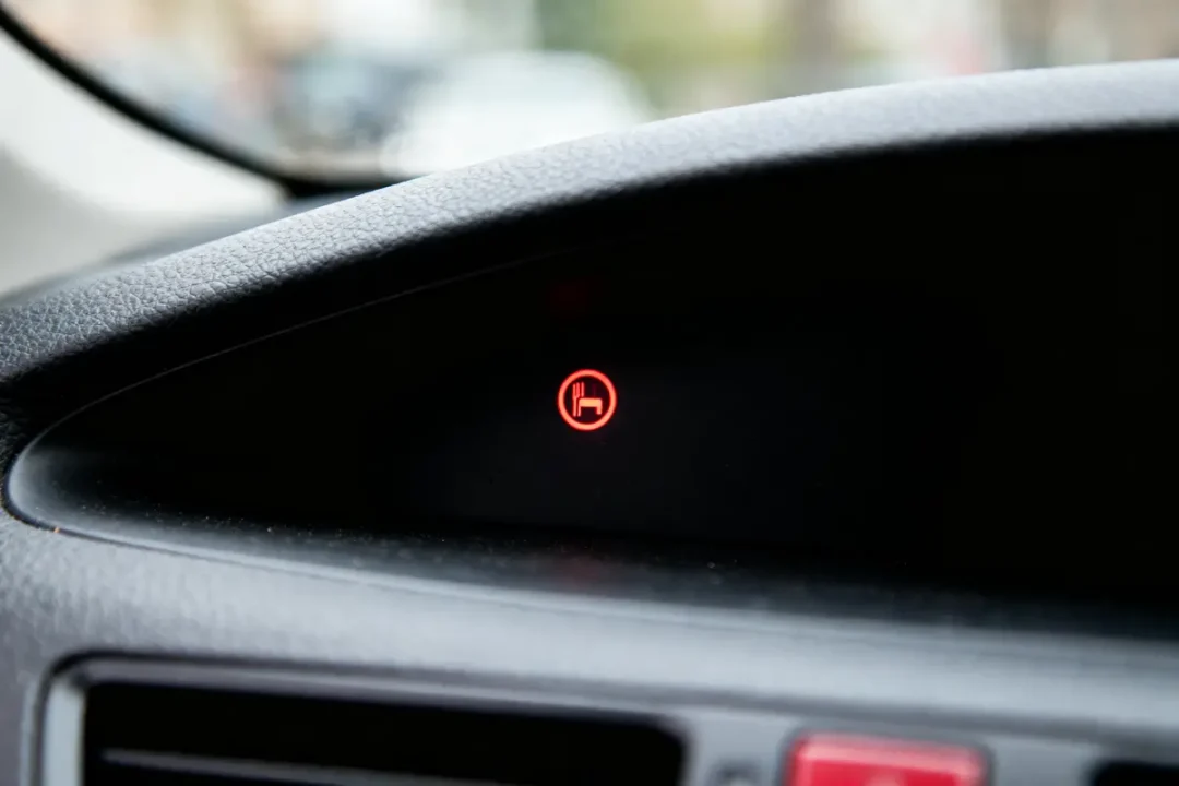 Voyant lumineux rouge sur tableau de bord indiquant ceinture de sécurité non attachée.