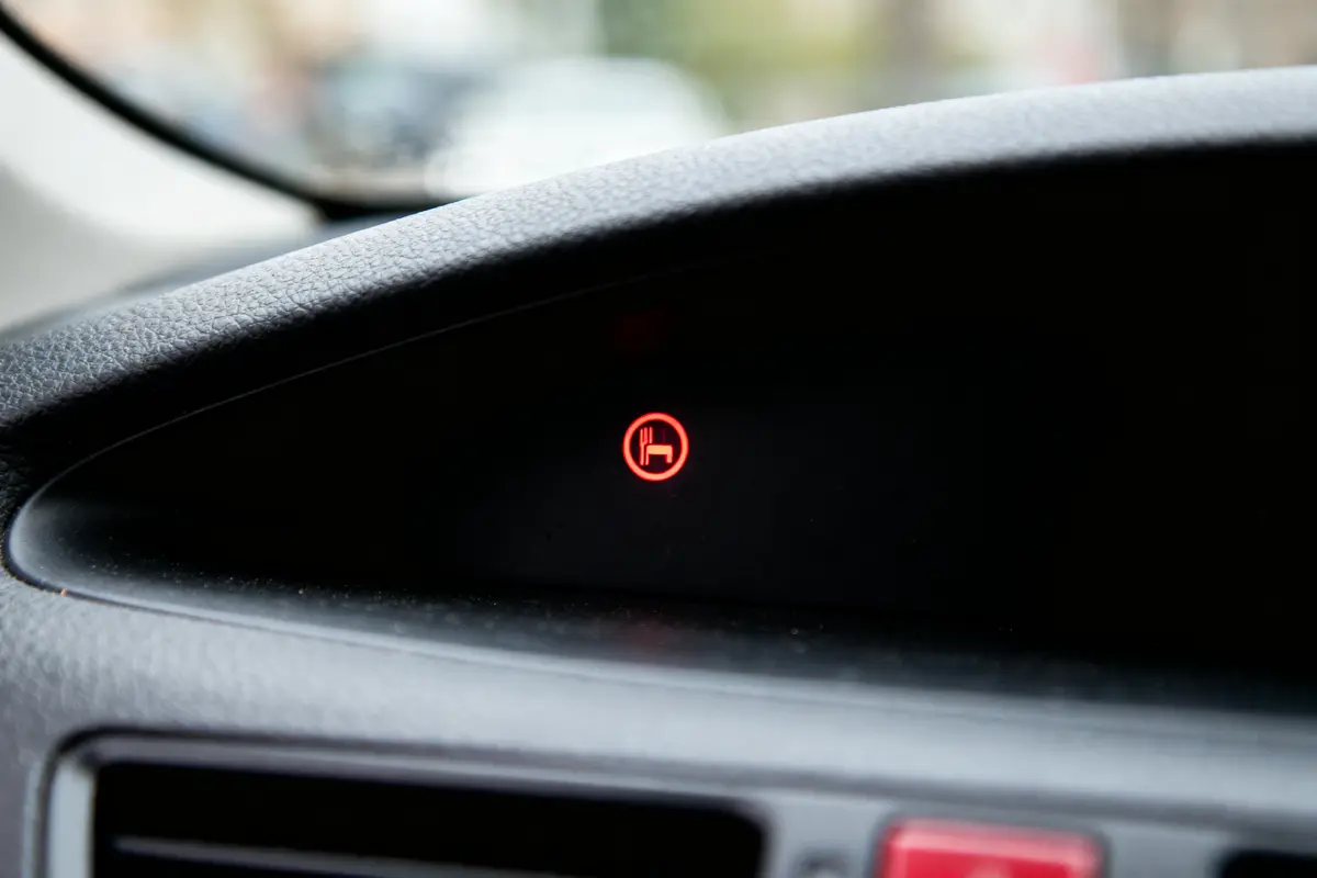 Voyant lumineux rouge sur tableau de bord indiquant ceinture de sécurité non attachée.