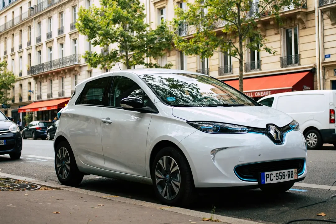 Voiture électrique Renault blanche stationnée en ville avec Mon Leasing Électrique