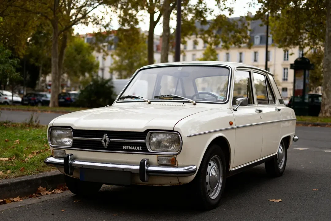 Voiture classique Renault 6 blanche stationnée en extérieur sous des arbres
