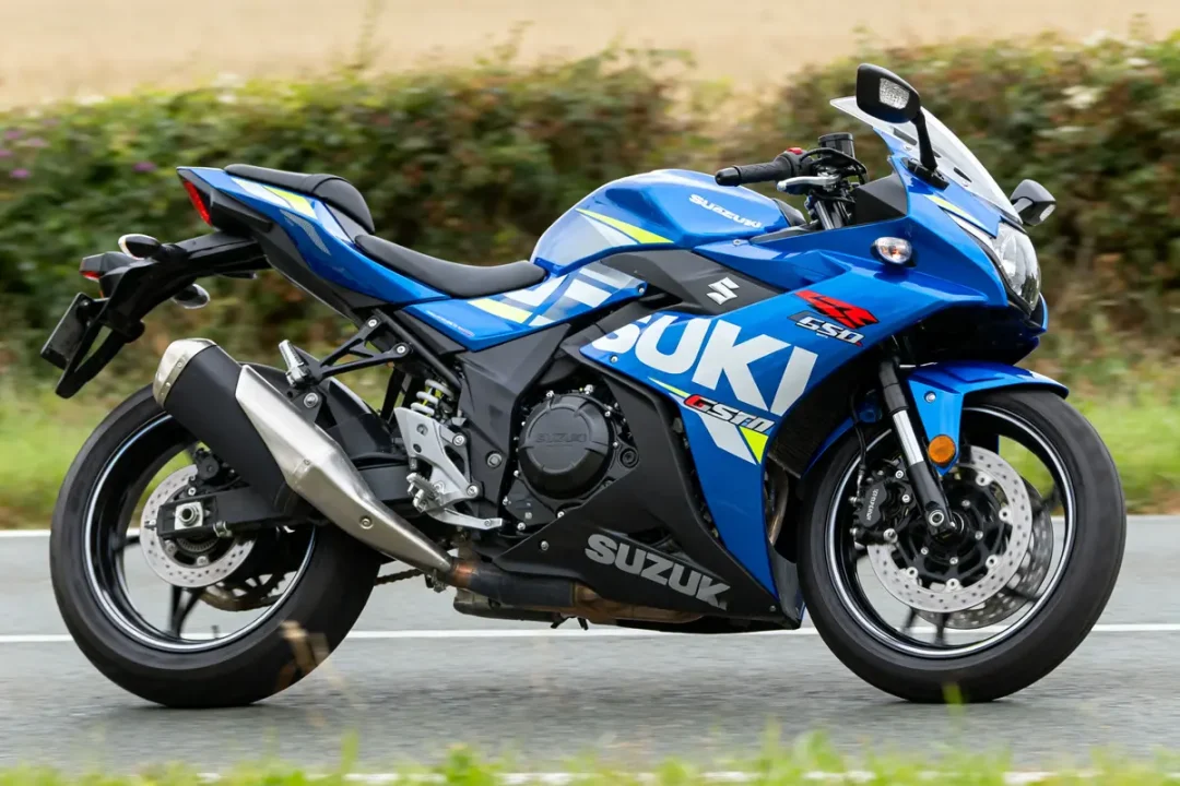 Moto bleue sportive Suzuki GSX-R sur route campagne en mouvement rapide