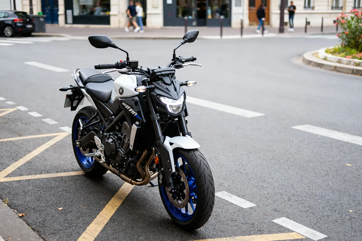 Moto Yamaha MT-07 2024 noire et blanche garée en ville sur une route calme