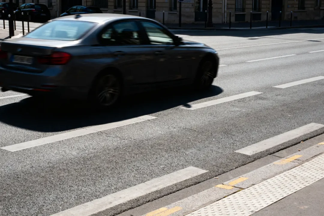Véhicule gris en excès de vitesse pris en photo un véhicule en infraction