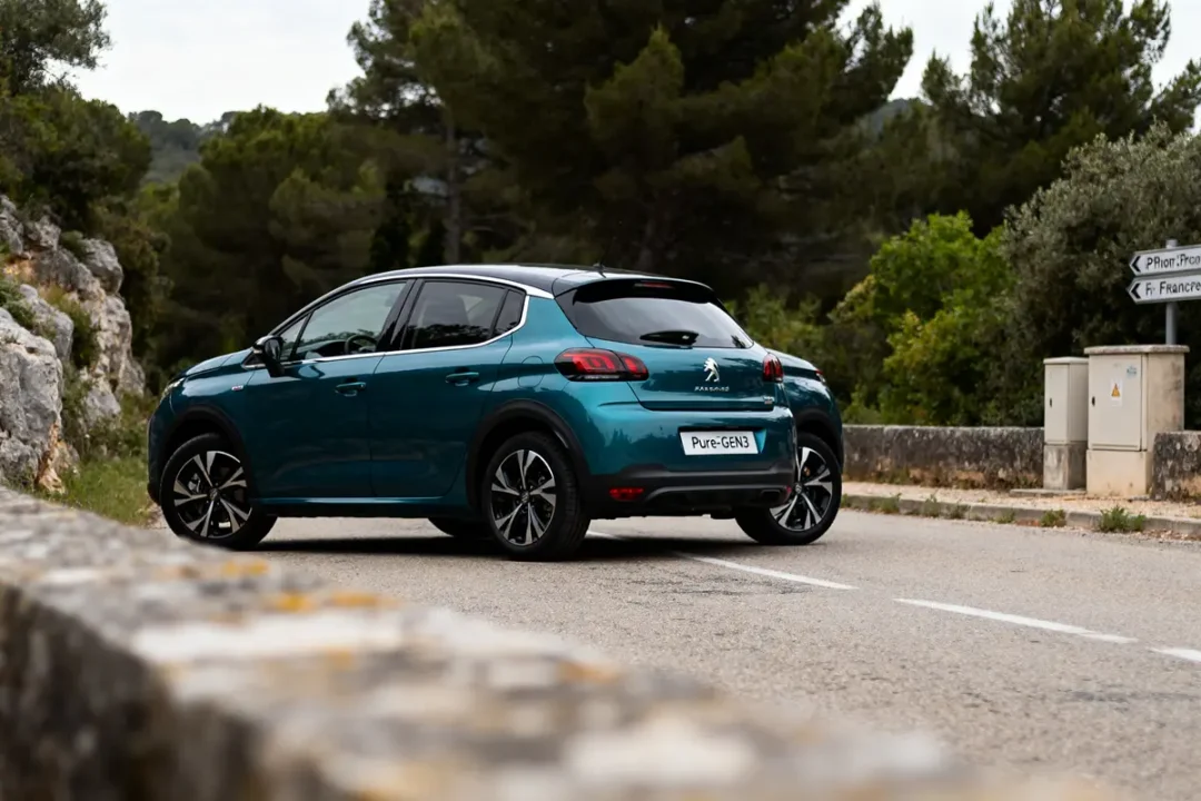 Voiture Peugeot sur route forestière, découvrez quel moteur PureTech est fiable pour vous