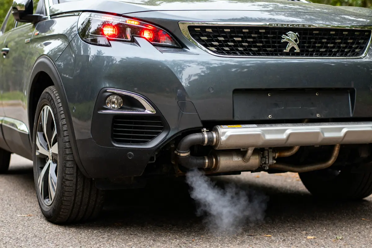 Peugeot 3008 échappement fumée grise exemple des pannes courantes sur une Peugeot 3008