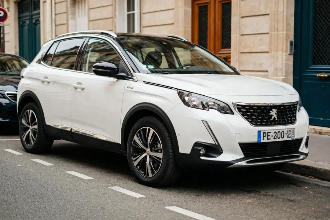 SUV Peugeot 2008 blanc garé en ville considéré comme modèle à éviter