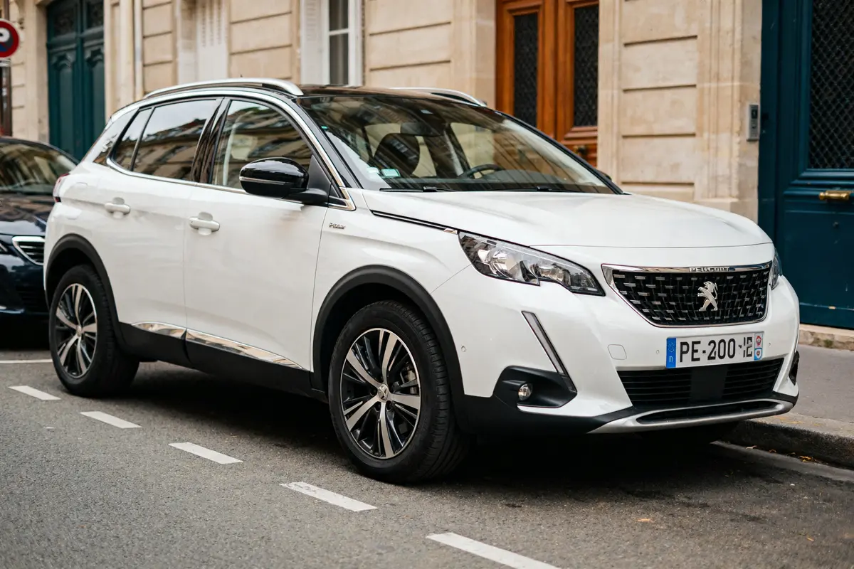 SUV Peugeot 2008 blanc garé en ville considéré comme modèle à éviter