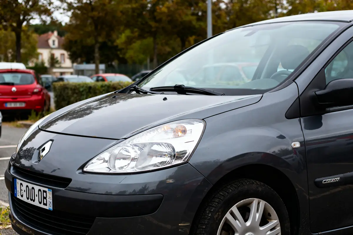 Voiture grise stationnée en extérieur, idéale pour budget voiture à 5000 euros