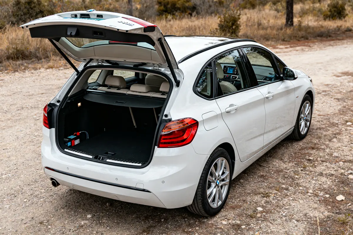 Coffre ouvert du BMW Série 2 Active Tourer automatique en plein air sur chemin rural