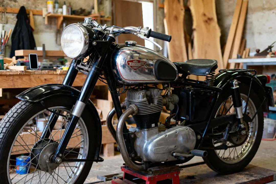 Moto vintage dans atelier bois, lien culturel avec La Boiserie artisanale et mécanique ancienne