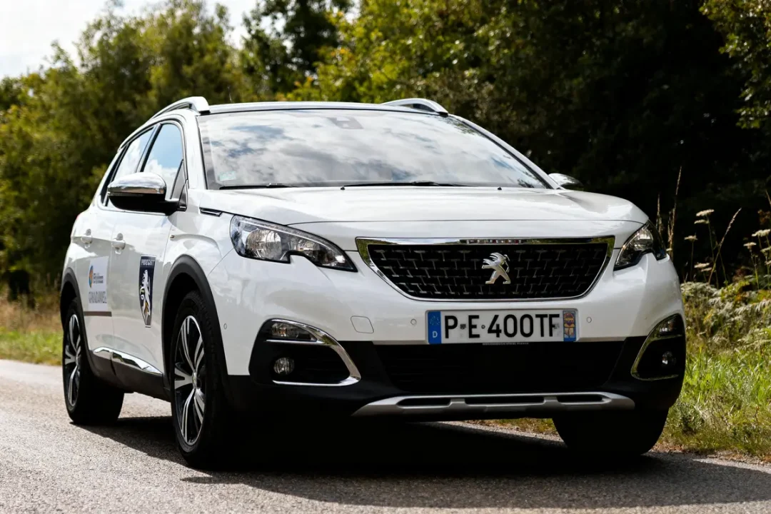SUV Peugeot 2008 blanc sur route à éviter pour certains utilisateurs potentiels