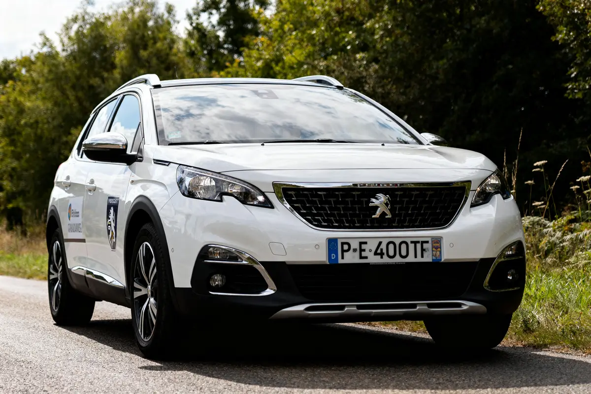 SUV Peugeot 2008 blanc sur route à éviter pour certains utilisateurs potentiels