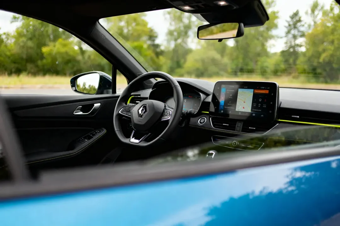 Intérieur moderne de la Renault Clio 6 avec écran tactile et volant multifonction