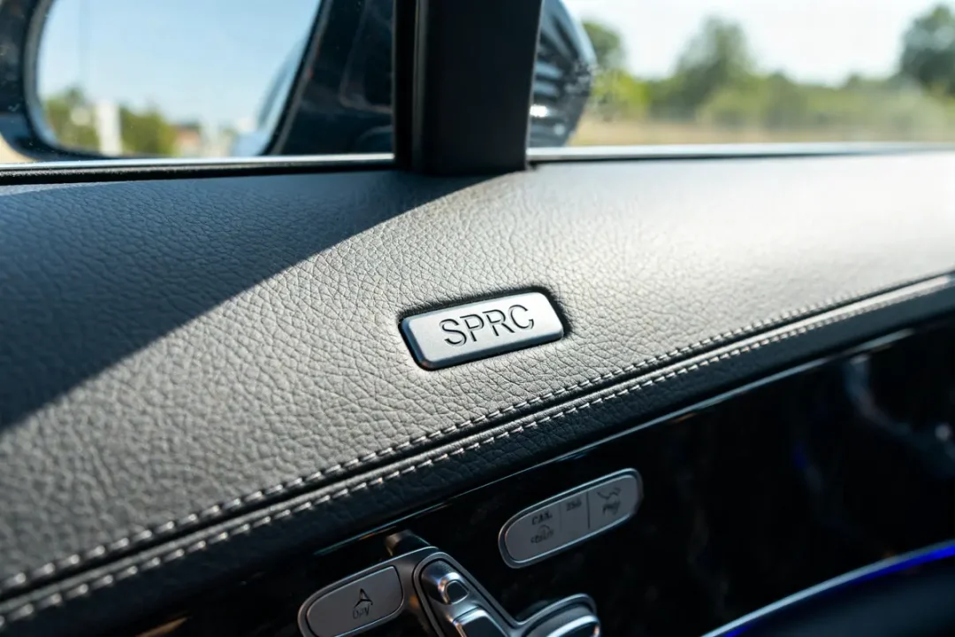 Intérieur de voiture luxueuse avec logo SRS de Mercedes-Benz sur le tableau de bord.