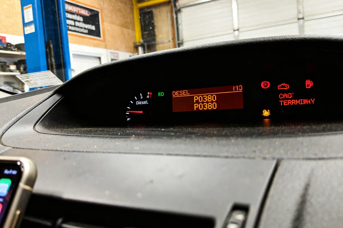 Écran de voiture affichant code défaut P0380 sur tableau de bord compteur diesel allumé