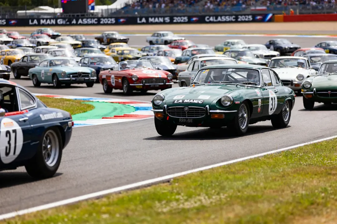 Voitures classiques en course lors du programme de Le Mans Classic 2025 sur circuit.