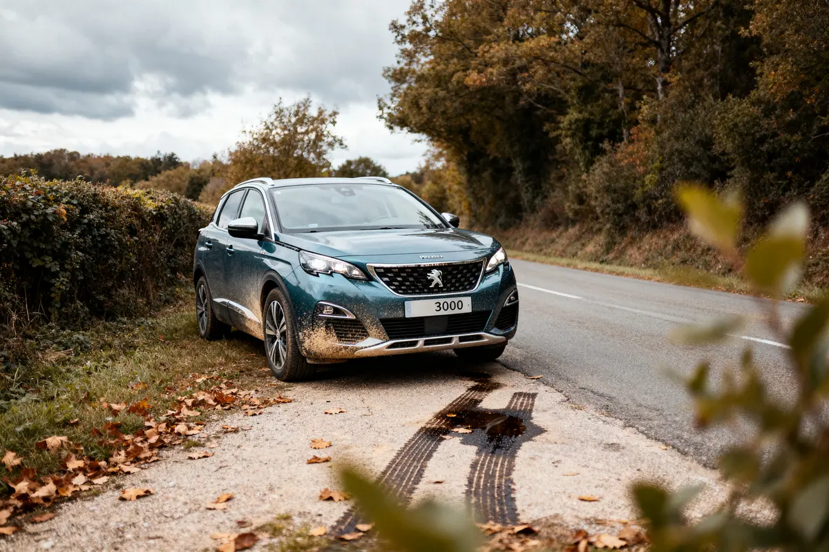 Peugeot 3008 sur chemin boueux, explorant quelle est l'espérance de vie d'une Peugeot 3008