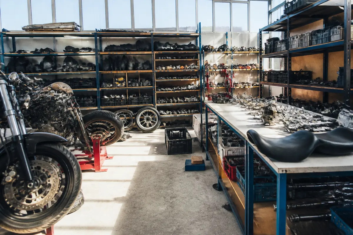 Atelier avec pièces détachées de moto et Moto Pièces 61 en arrière-plan lumineux