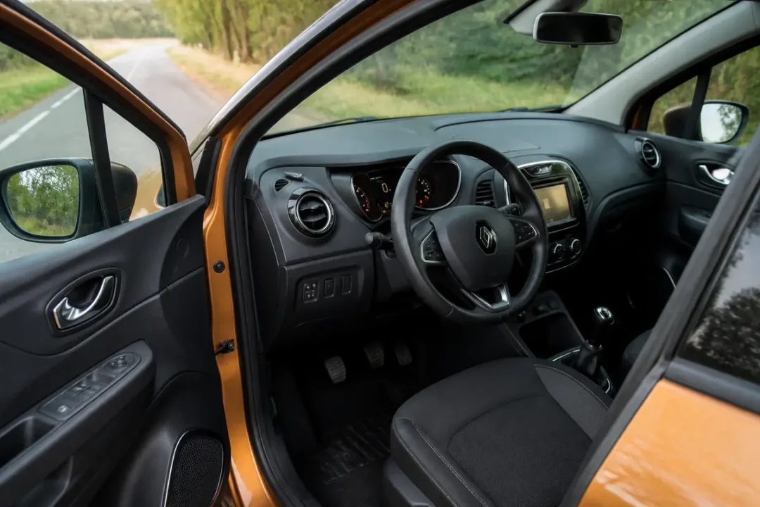 Intérieur d'un Renault Captur avec problème d'antipatinage activé qui empêche le démarrage