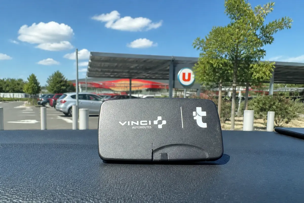 Badge télépéage Vinci devant un supermarché où acheter un badge télépéage Vinci